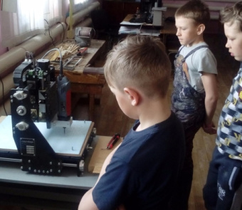 Ученики Убинского дома творчества провели весенние каникулы за изготовлением деталей на станке PLRA4